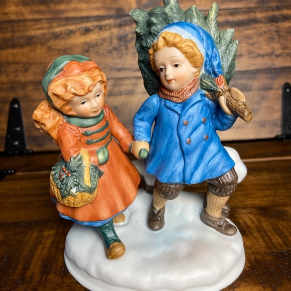 Avon First Edition 1981 Christmas Memories Sharing the Christmas Spirit Figurine - Picture 1 of 10